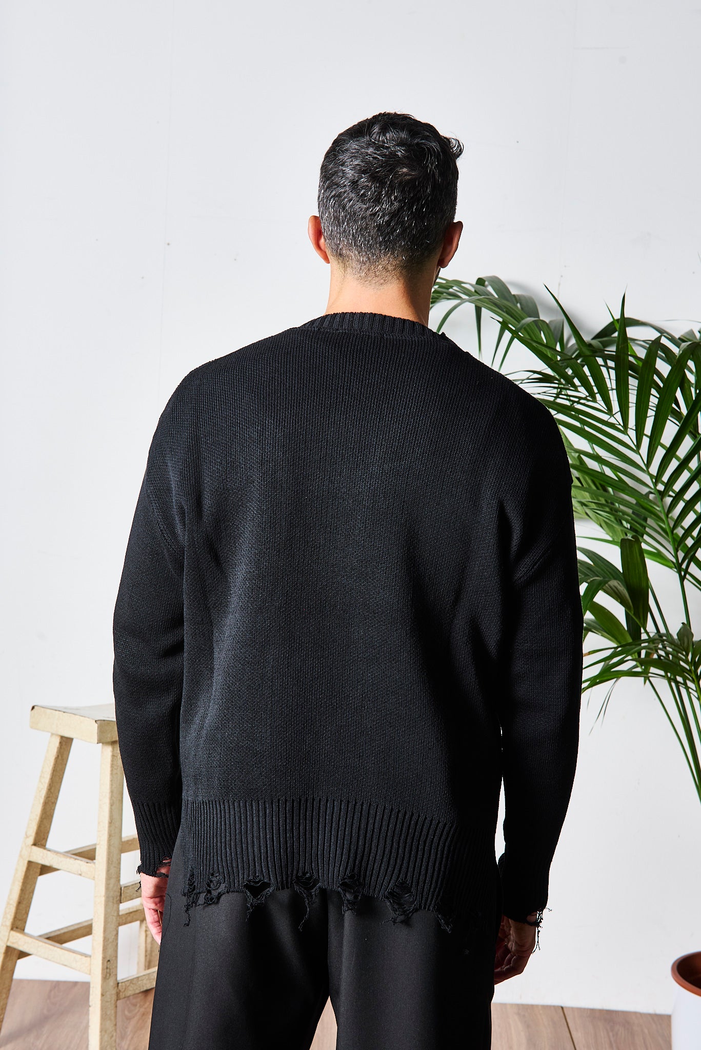 MAGLIONE NERO SFRANGIATO