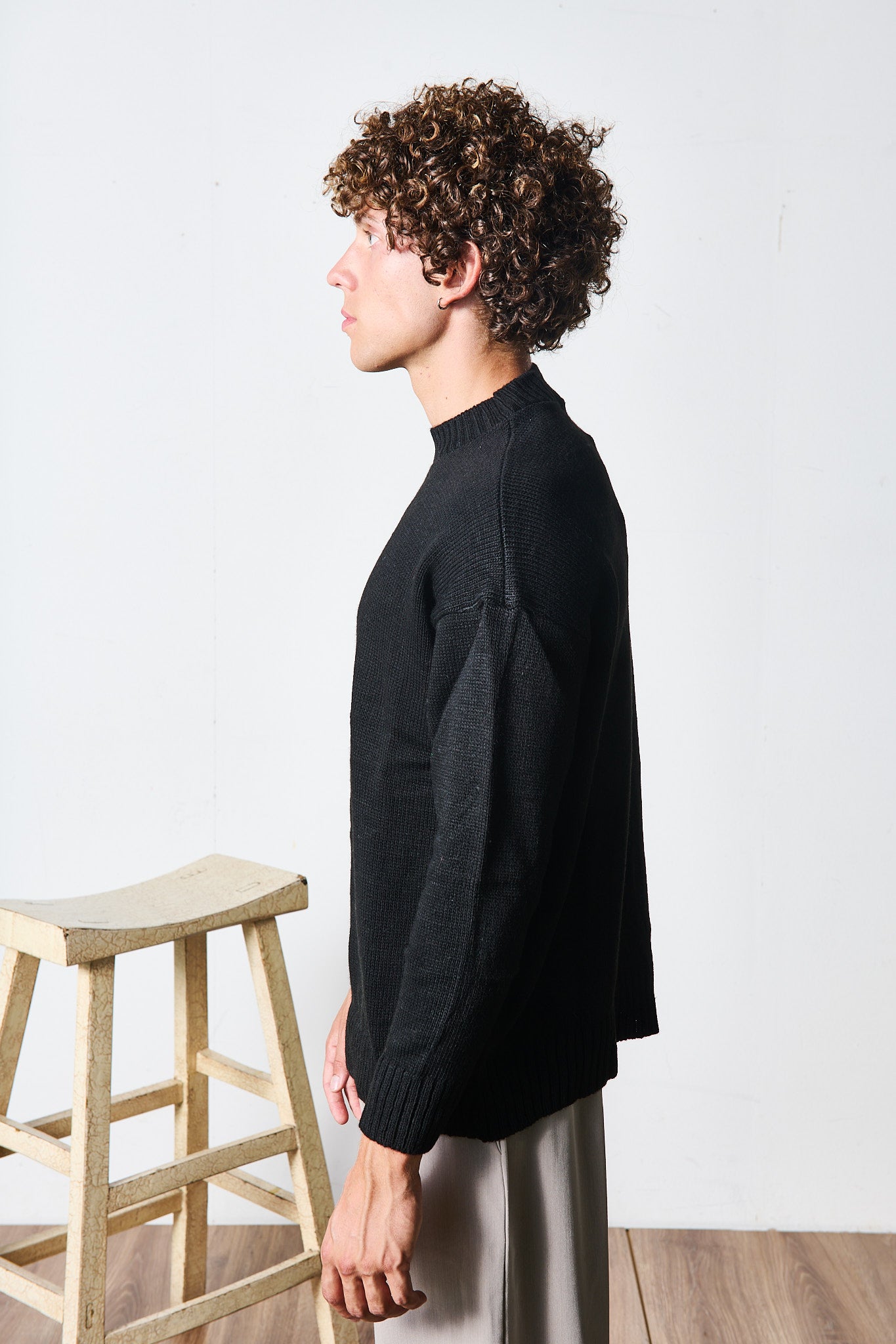 MAGLIONE NERO SEMI-OVER