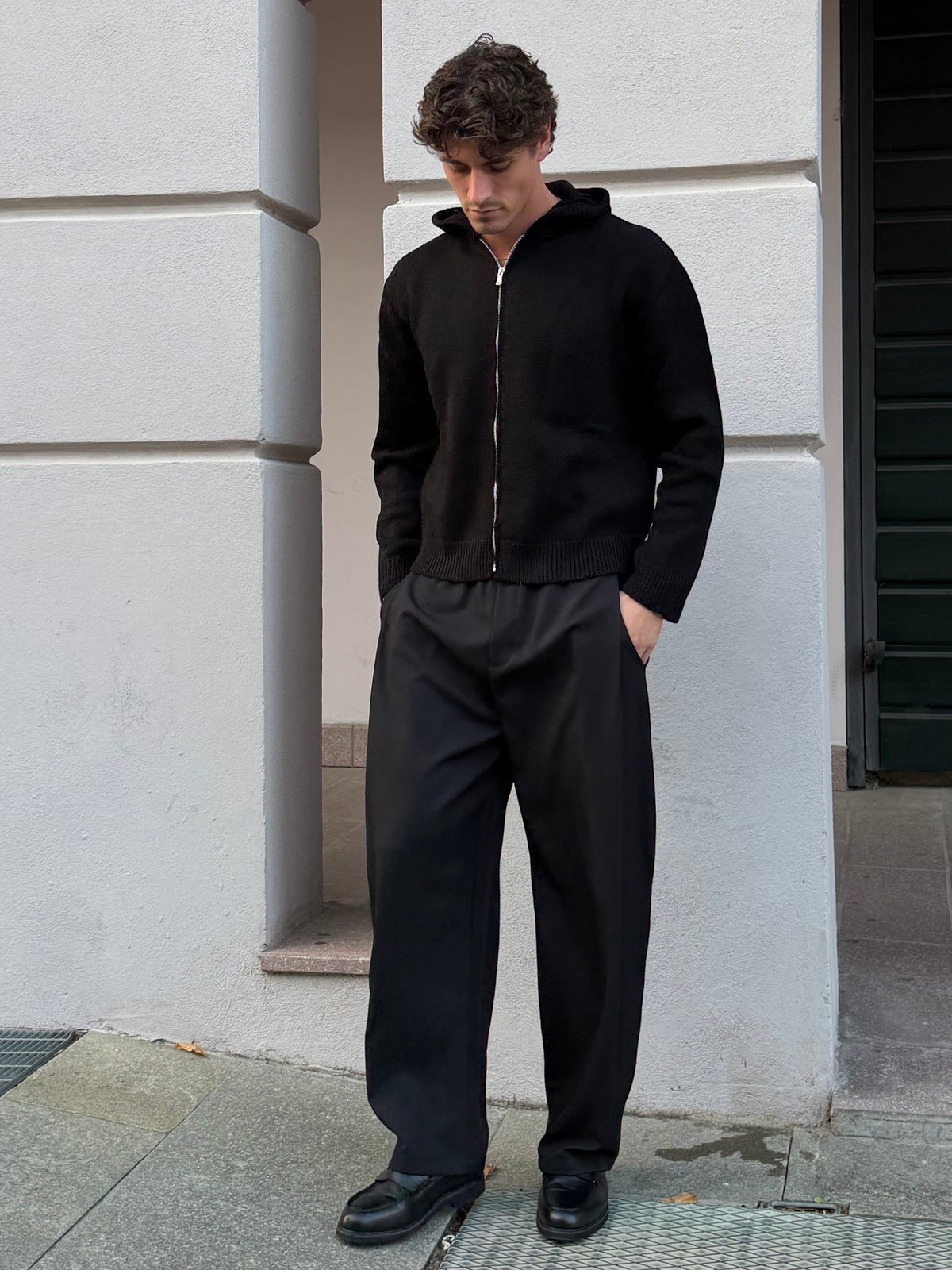 MAGLIA ZIP CAPPUCCIO NERO