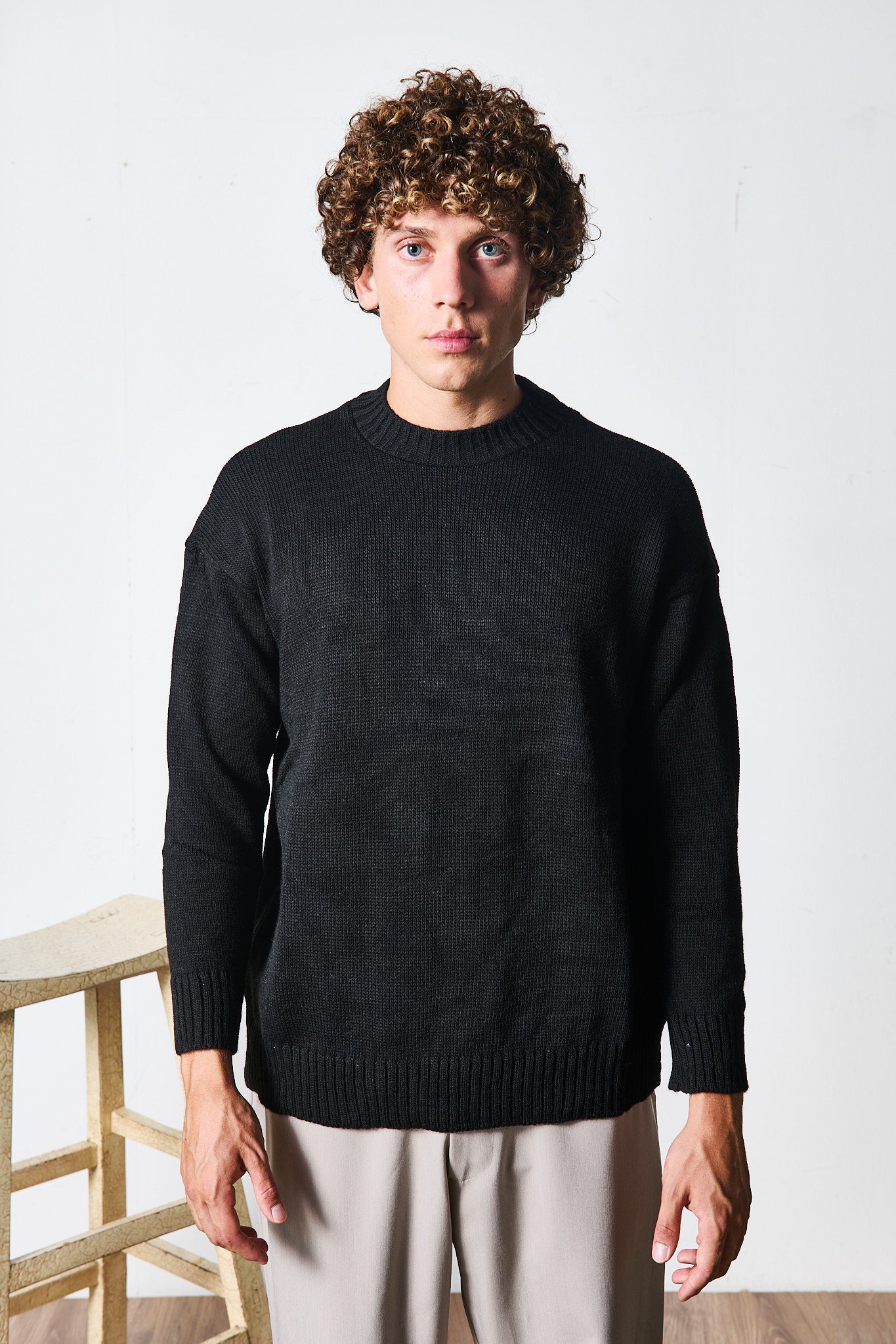 MAGLIONE NERO SEMI-OVER