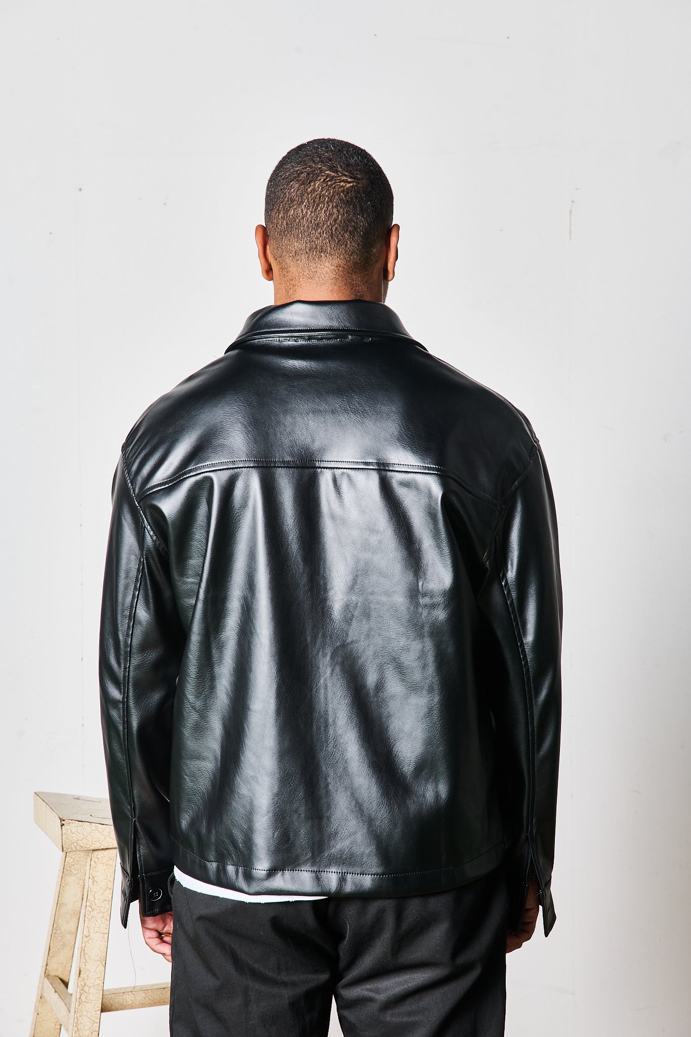 GIACCA CROP NERA ECO-PELLE