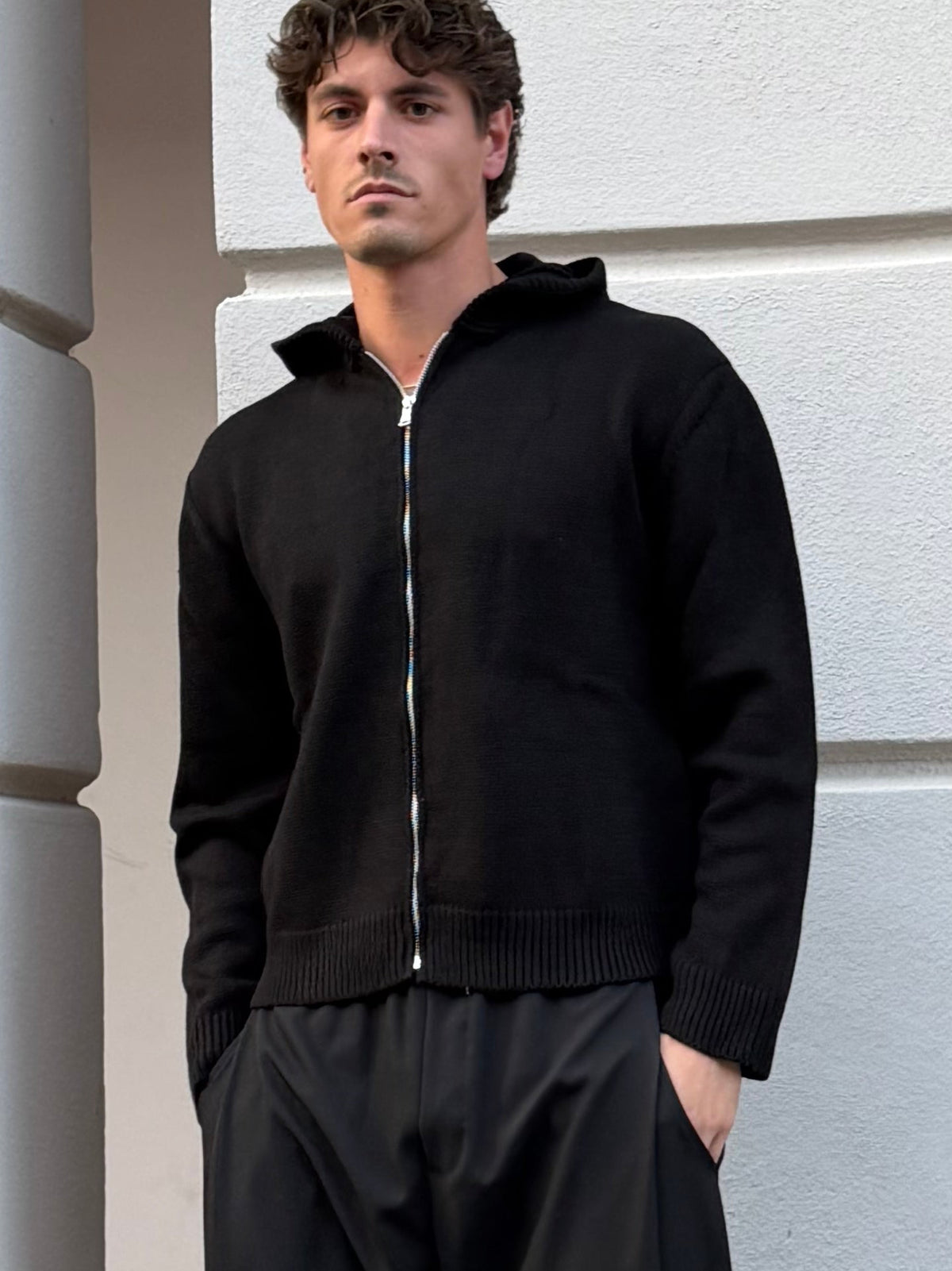 MAGLIA ZIP CAPPUCCIO NERO