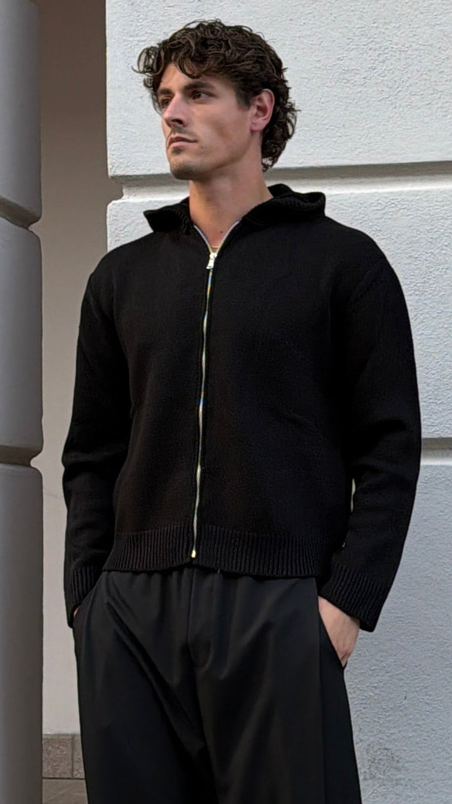 MAGLIA ZIP CAPPUCCIO NERO