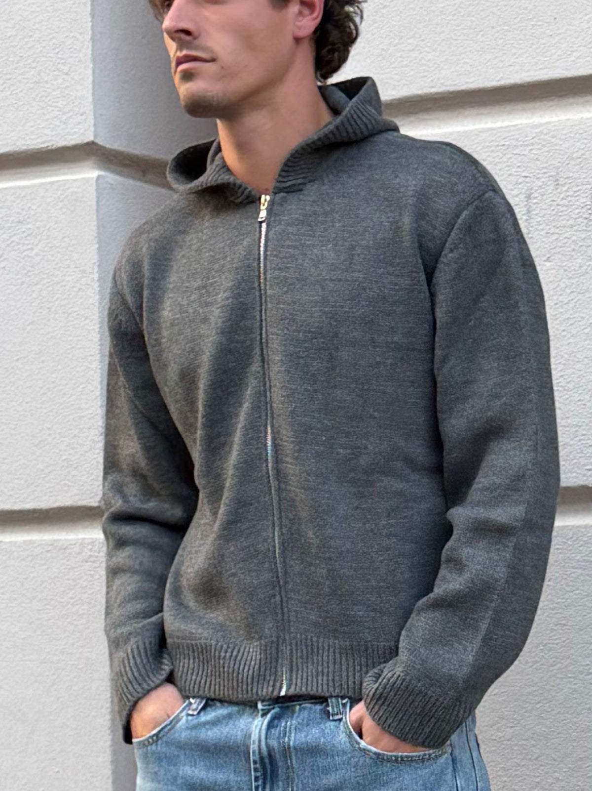 MAGLIA ZIP CAPPUCCIO GRIGIA
