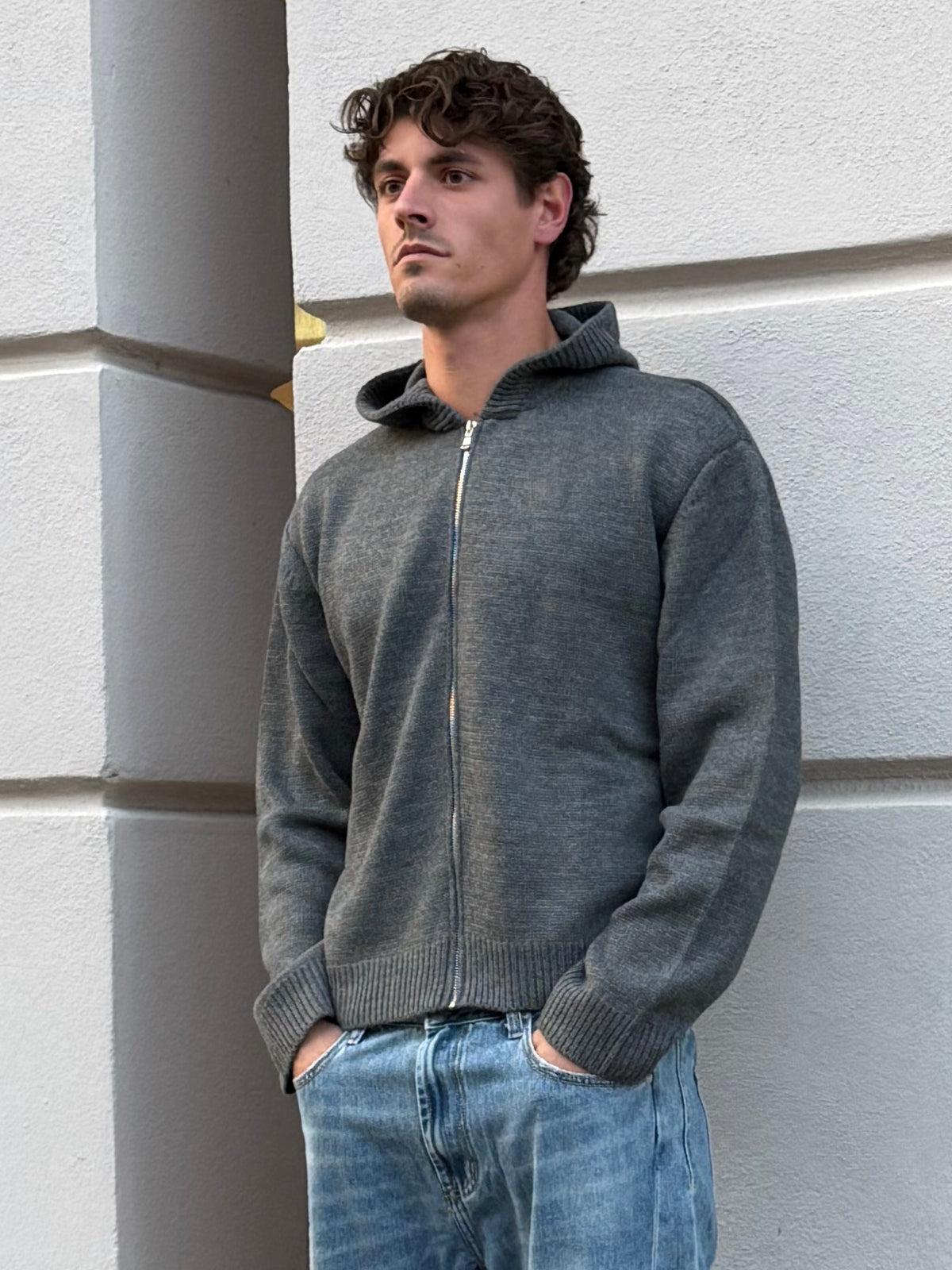 MAGLIA ZIP CAPPUCCIO GRIGIA