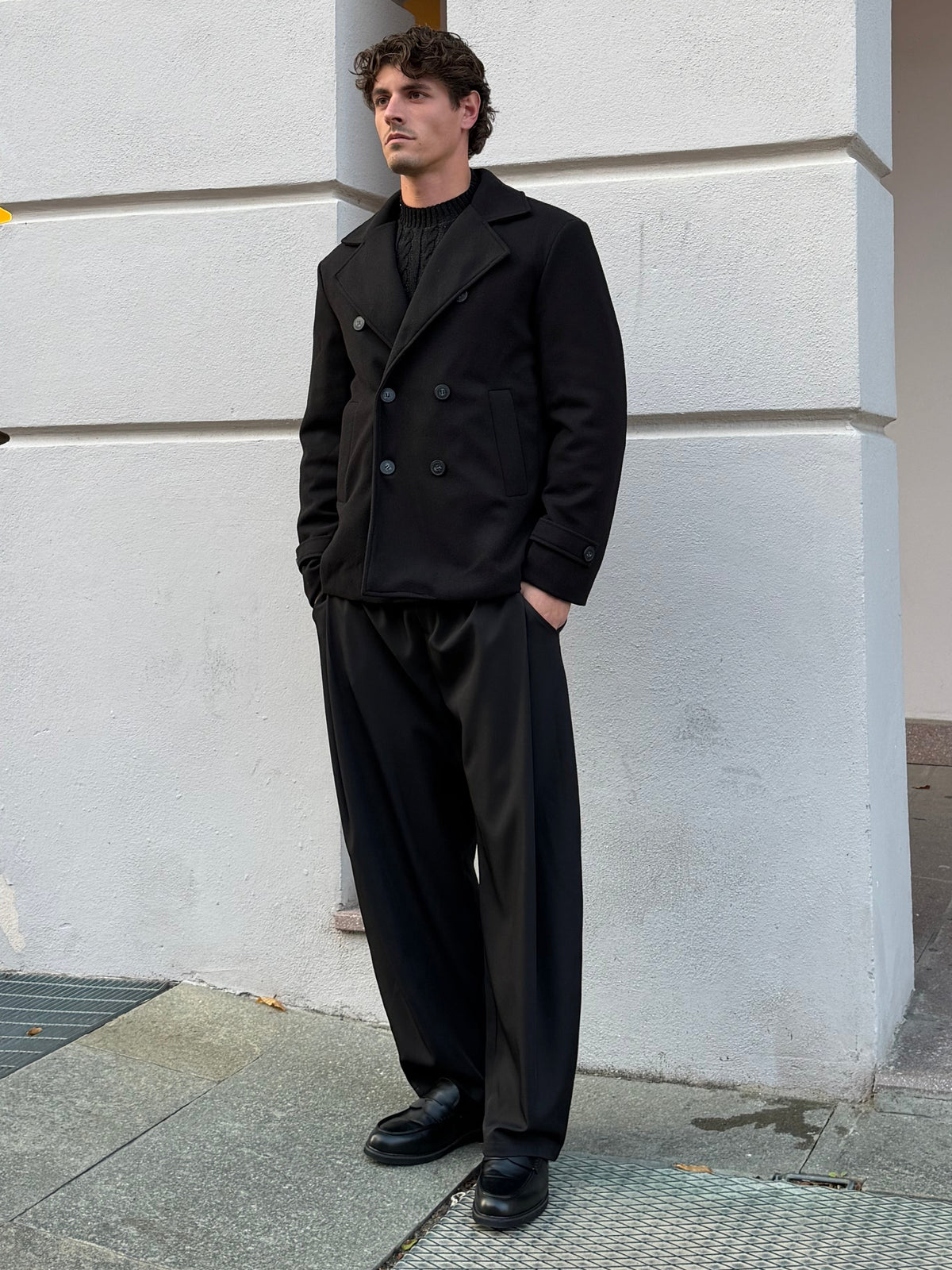 CAPPOTTO NERO DOPPIO PETTO CORTO