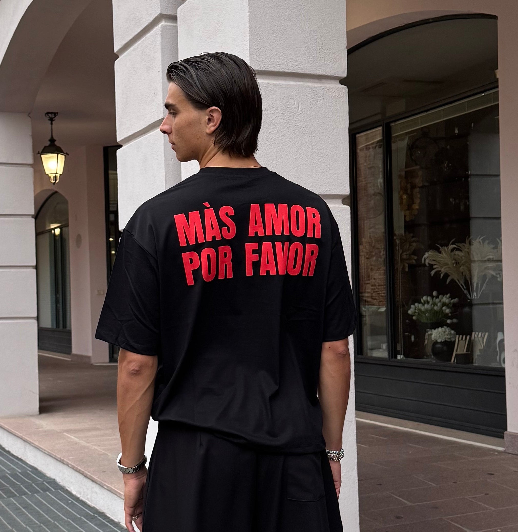 T-SHIRT MAS AMOR NERA