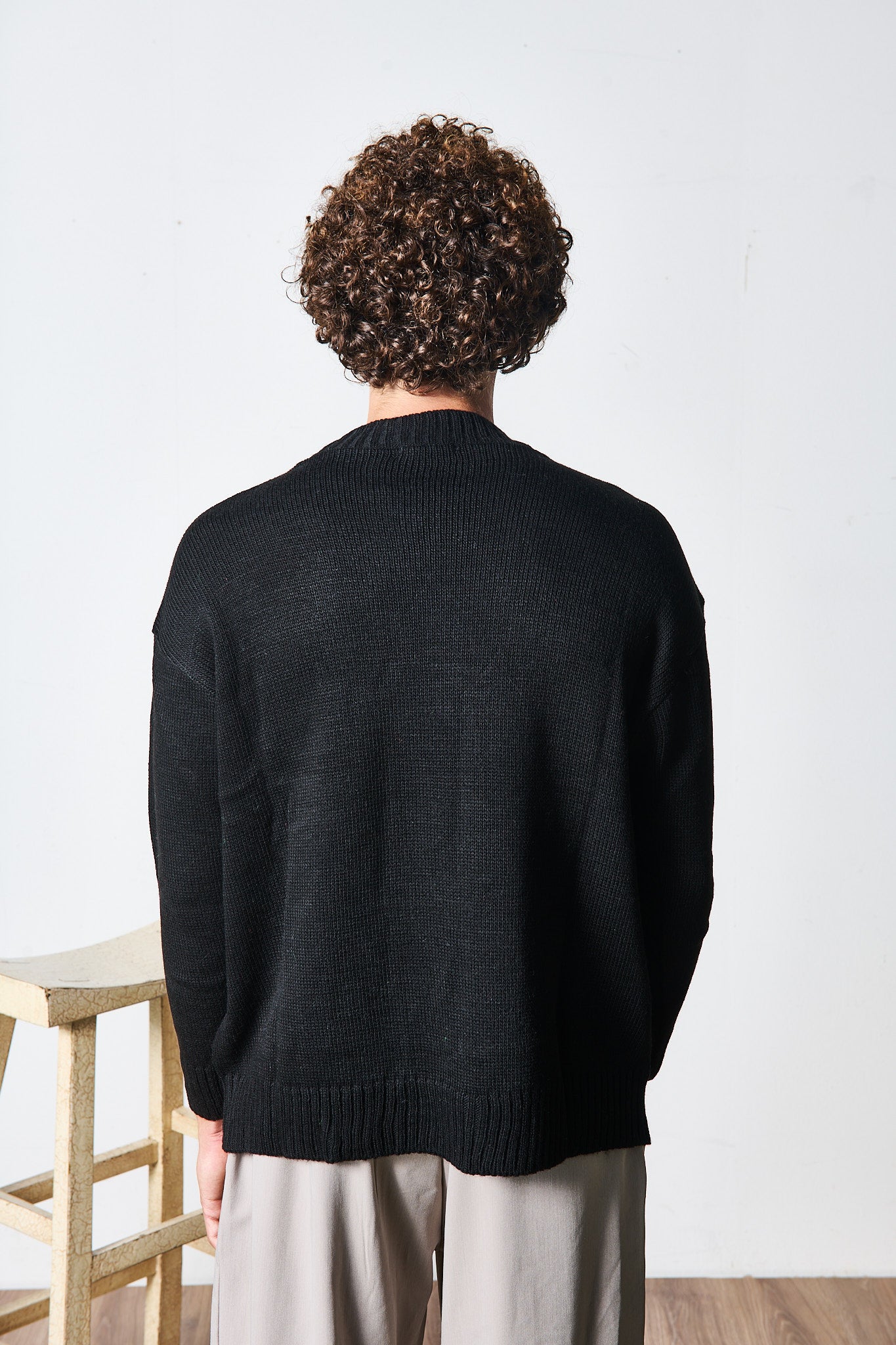 MAGLIONE NERO SEMI-OVER
