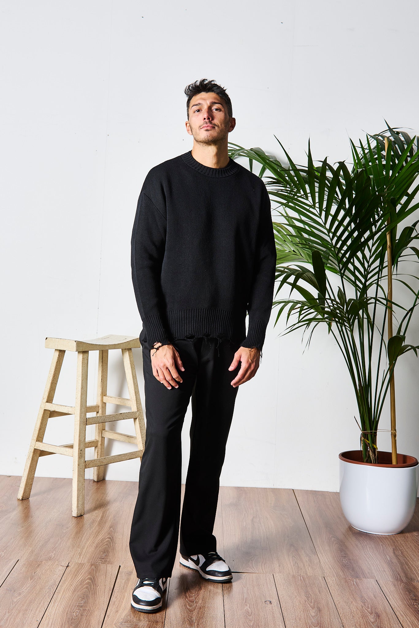 MAGLIONE NERO SFRANGIATO