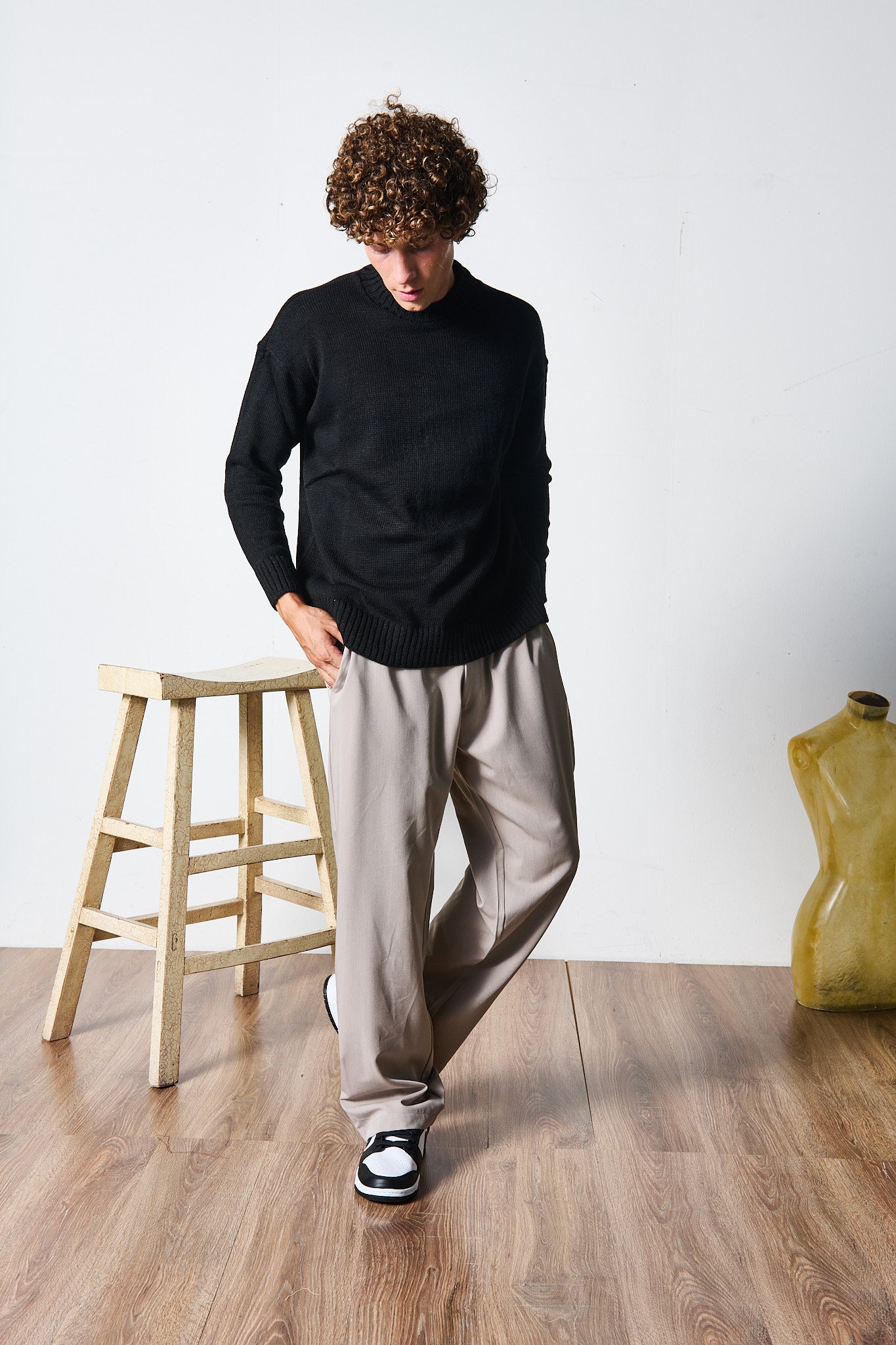 MAGLIONE NERO SEMI-OVER