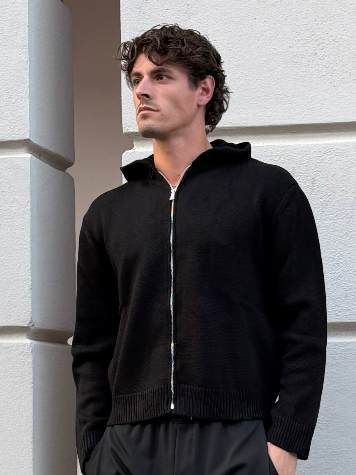 MAGLIA ZIP CAPPUCCIO NERO