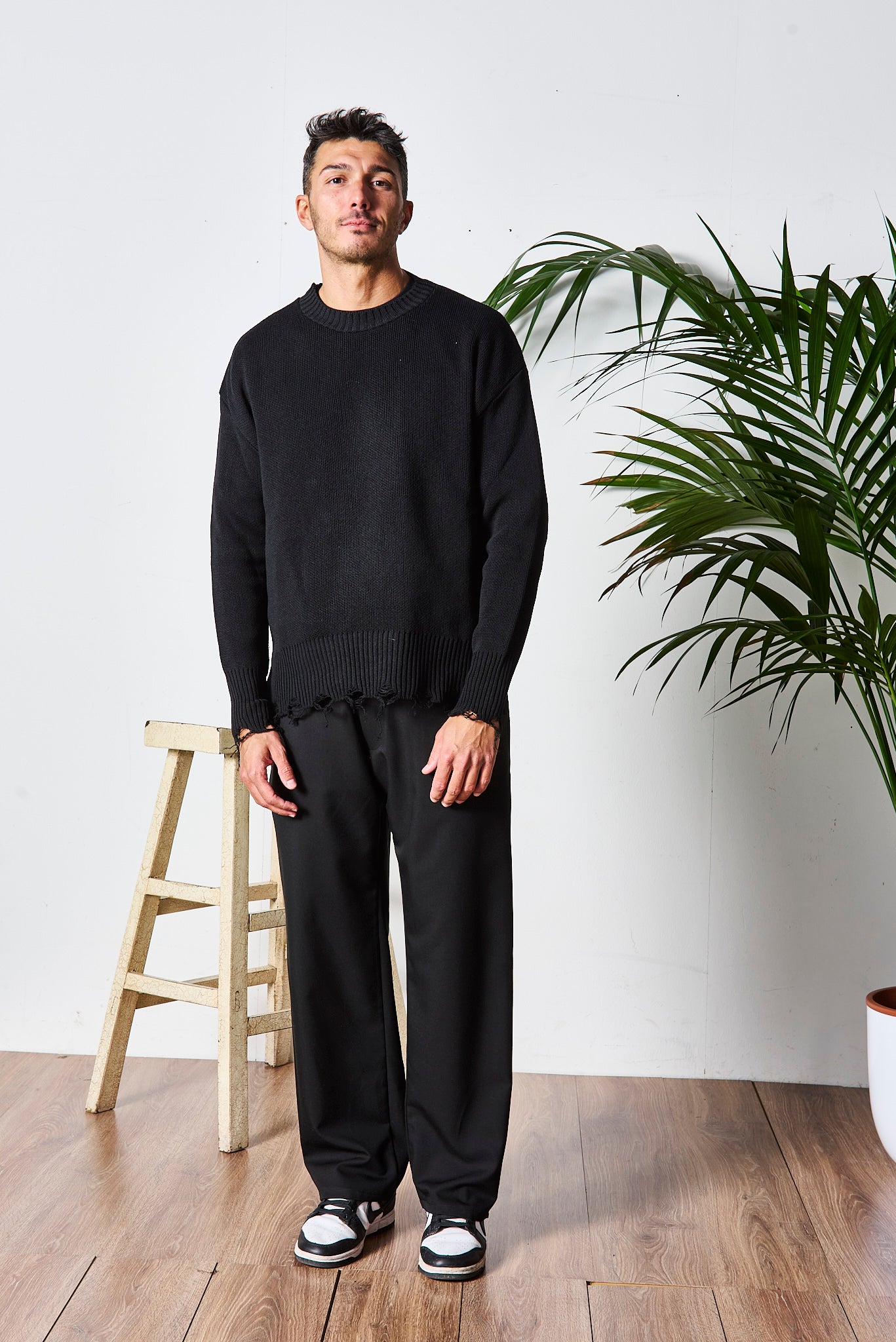 MAGLIONE NERO SFRANGIATO